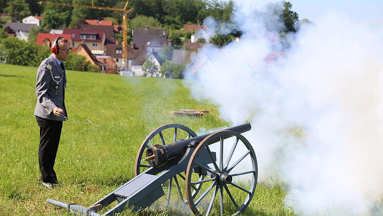 Markus Schirmer zündet die Kanone. Foto: Franz Galster