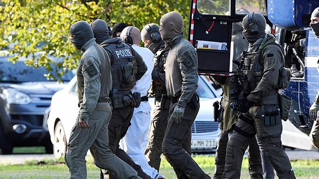 Stephan B. wird von Polizisten nach Karlsruhe gebracht. Dort gesteht er vor dem Bundesgerichtshof seine Taten in Halle. Foto: Uli Deck/dpa