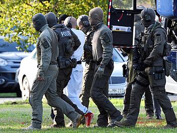 Stephan B. wird von Polizisten nach Karlsruhe gebracht. Dort gesteht er vor dem Bundesgerichtshof seine Taten in Halle. Foto: Uli Deck/dpa