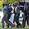 Stephan B. wird von Polizisten nach Karlsruhe gebracht. Dort gesteht er vor dem Bundesgerichtshof seine Taten in Halle. Foto: Uli Deck/dpa