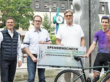 J&ouml;rg Volleth (Sportb&uuml;rgermeister), Christian Frank (Vorstand City-Management Erlangen), Florian Janik (Oberb&uuml;rgermeister), Alexander Gallitz (Stiftungsgr&uuml;nder und Vorstand Deutschland schwimmt), Peter Renner (iQ-Move), Ulrich Klement (Leiter Amt f&uuml;r Sport und Gesundheitsf&ouml;rderung) bei der Spenden&uuml;bergabe