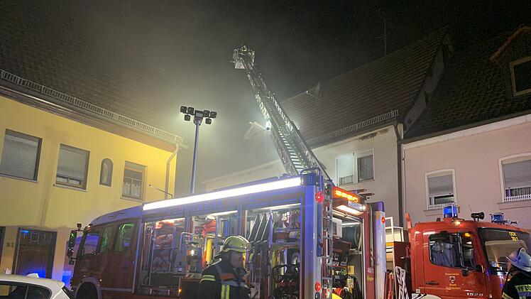 Dachstuhl und Obergeschoss in Flammen