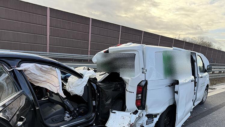 Schwerer Unfall auf der A70: Drei Personen verletzt