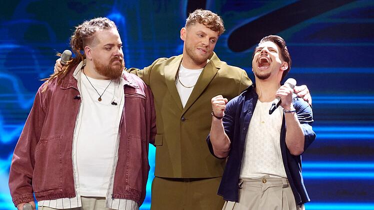 F&uuml;nfter und letzter Finalist wird Paco (rechts)! Er jubelt, aber f&uuml;r Lex (links) und Maric ist der Superstar-Traum damit ausgetr&auml;umt. N&auml;chsten Samstag wird der Superstar gekr&ouml;nt.