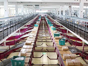 Blick in das Verteilzentrum von Baur in Altenkunstadt. Baur ist zusammen mit einem weiteren Lager in Haldensleben die Logistik-Drehscheibe im Otto-Konzern.  Foto: Jan Koch