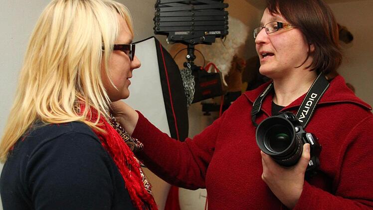 Petra Meile (rechts) ist Fotografin aus Leidenschaft. Dass sie ihren Traumberuf aufgeben muss, macht sie traurig. Zu den letzten Kunden, deren Vorzüge sie ins rechte Licht rückt, gehört Melanie Daum aus Kulmbach. Fotos: Dagmar Besand