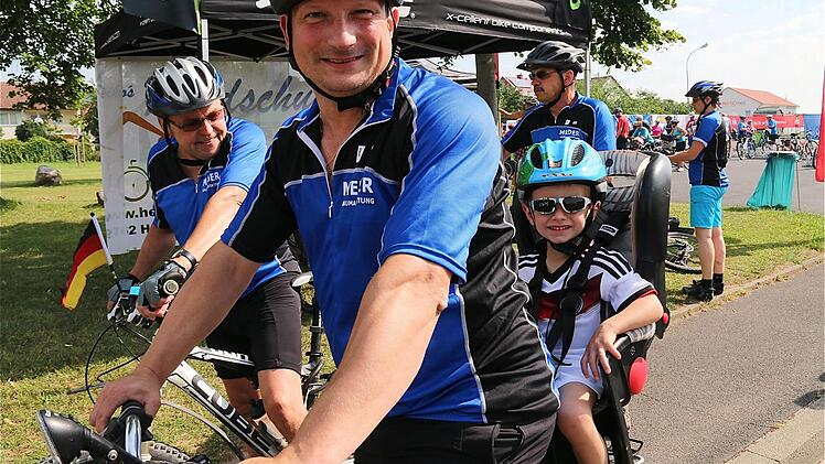 Auch der dreijährige Benedikt wird auf dem Kindersitz mitgenommen. Foto: Gerd Schaar