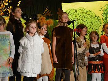 Den jungen Singmäusen machte es sichtlich Spaß, zu singen und sich auf der Bühne zu bewegen. Fotos: B. Hein