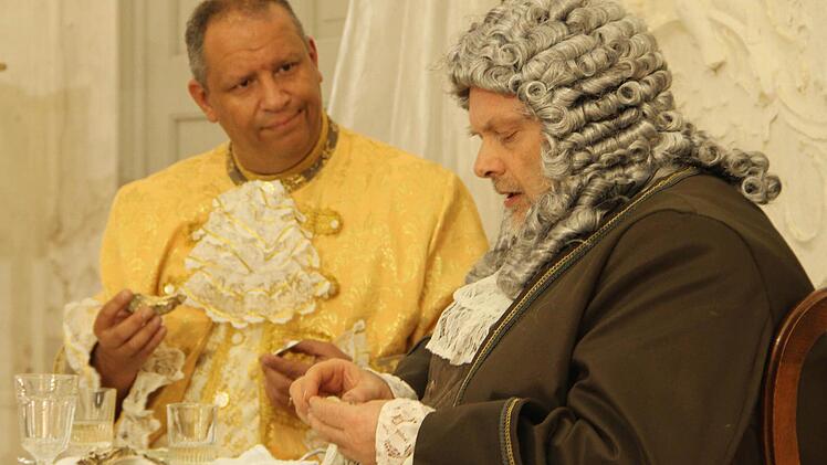 Das Szenenfoto entstand bei einer Probe im Stucksaal des Aufseßhöfleins. Es zeigt Peter Bachsteffel als Georg Friedrich Händel (links) und Michael Kerling als Johann Sebastian Bach Foto: Gangolfer Kreuzgangspiele