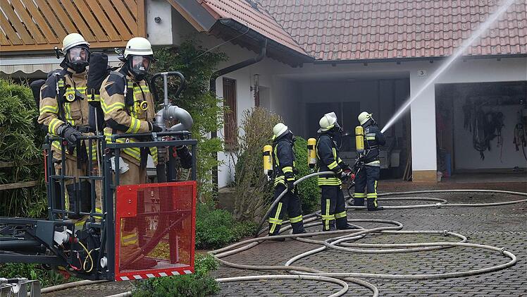 Ein Großangebot an Feuerwehren hat das Übergreifen der Flammen aufs Wohnhaus verhindert. Foto: Gerd Schaar