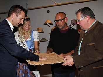 Interesse an neuen Techniken (von links):  Bürgermeister Andreas Hügerich, Korbstadtkönigin Carolin I., Jan Johanson und ZEF-Geschäftsführer Manfred Rauh Foto: Gerda Völk