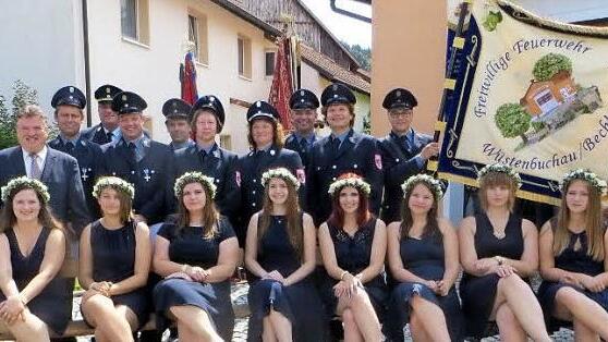 Die Feuerwehr W&uuml;stenbuchau ist stolz auf ihre neue Fahne. Im Beisein zahlreicher Ehreng&auml;ste wurde das neue Aush&auml;ngeschild bei einem Festakt eingeweiht. Unser Bild zeigt die Ehrendamen sowie die Geehrten (hinten) mit dem Mainleuser B&uuml;rgermeister Robert Bosch, Landrat Klaus Peter S&ouml;llner (hinten, von links), Kreisbrandrat Stefan H&auml;rtlein (stehend, Vierter von links) und Vorsitzendem Markus Oppelt (stehend, Dritter von rechts).  Foto: Christian Schuberth