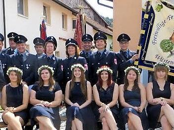 Die Feuerwehr Wüstenbuchau ist stolz auf ihre neue Fahne. Im Beisein zahlreicher Ehrengäste wurde das neue Aushängeschild bei einem Festakt eingeweiht. Unser Bild zeigt die Ehrendamen sowie die Geehrten (hinten) mit dem Mainleuser Bürgermeister Robert Bosch, Landrat Klaus Peter Söllner (hinten, von links), Kreisbrandrat Stefan Härtlein (stehend, Vierter von links) und Vorsitzendem Markus Oppelt (stehend, Dritter von rechts).  Foto: Christian Schuberth