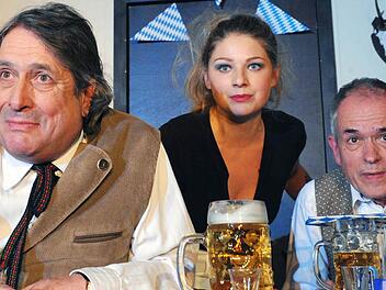 Als sehr typische Bayern ganz bei sich: Stephan Mertl (links), Sarah Zaharanski und Thomas Straus beim Gerhard Polt-Abend im Münchner Hofbräu.  Foto: Andrea Kremper