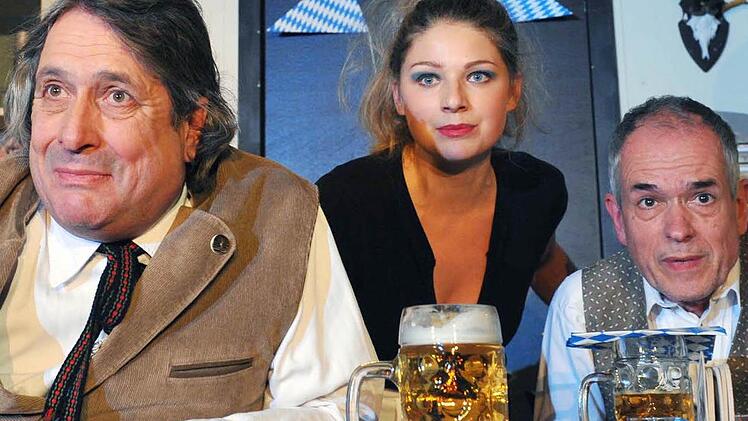 Als sehr typische Bayern ganz bei sich: Stephan Mertl (links), Sarah Zaharanski und Thomas Straus beim Gerhard Polt-Abend im Münchner Hofbräu.  Foto: Andrea Kremper