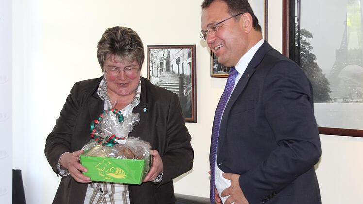 Geschenk für den Gastreferenten, den MdB Dorothee Bär vermittelt hatte.Foto: Ralf Kestel