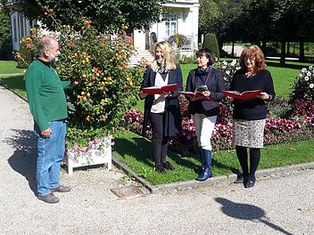 Das neue "Handbuch" wurde nach der Präsentation gleich einem Praxistest unterzogen. Die Ausführungen von Robert Hildmann können (von links) Andrea Schallenkammer, Bettina Lange und Rosa Strauss-Carl beim Rundgang durch den Schlosspark sehr  gut mit den gedruckten Texten und Bildern vergleichen.                                                      Foto: Rolf Pralle