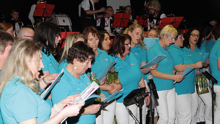 Zur Überraschung für die Chefin hatten die Mitarbeiter ein Ständchen eingeübt und zum Besten gegeben. Foto: Mathias Erlwein