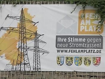 Wie hier in der Gemeinde Stockheim steht auch am Ortseingang von Tettau ein Schild, auf dem die Bürger aufgefordert werden, ihre Stimme gegen neue Stromtrassen im Landkreis zu erheben.  Foto: Veronika Schadeck