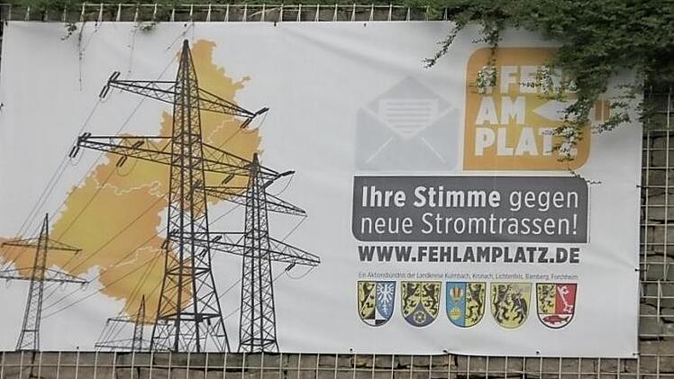 Wie hier in der Gemeinde Stockheim steht auch am Ortseingang von Tettau ein Schild, auf dem die Bürger aufgefordert werden, ihre Stimme gegen neue Stromtrassen im Landkreis zu erheben.  Foto: Veronika Schadeck