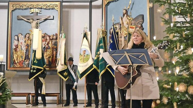 Silvia Wachter beeindruckte die Schützen mit ihrer schönen Stimme in der St. Bartholomäus- Kirche.  Fotos: K.- H. Hofmann