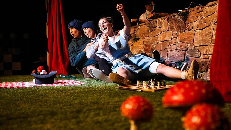 Szene aus dem Songzyklus "Wunderland" von Anno Schreier in der coburger ReithalleFoto: Henning Rosenbusch
