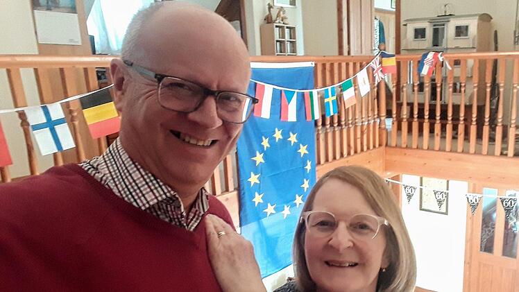 Ihren Hausflur haben Sue und Adrian Long mit den Flaggen der europäischen Partnerstaaten dekoriert. Foto: Adrian Long