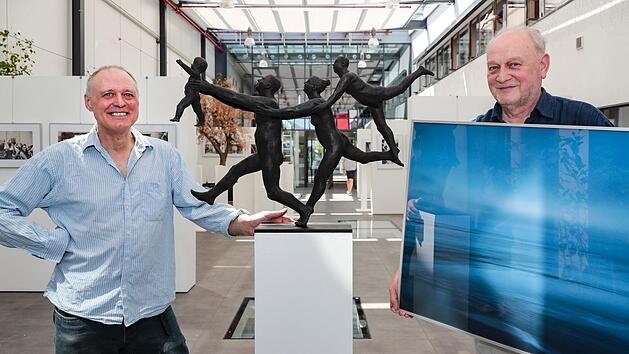 Adelbert Heil (l.) und Manfred Koch stellen in den Räumen der Mediengruppe Oberfranken aus.  Foto: Matthias Hoch