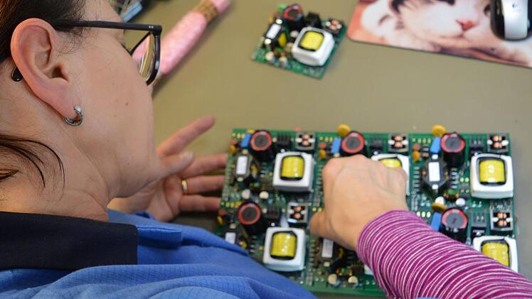 Enertex-Mitarbeiterinnen montieren Elektronikteile per Hand. Foto: Ronald Heck