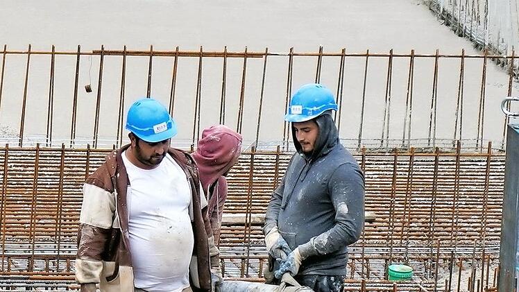 Aus dem Schlauch wird der Beton in die Armierung gegossen.