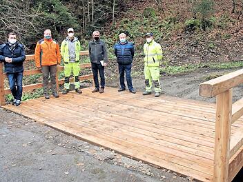 An der neuen Brücke über den Köstenbach (von links): Bürgermeister Jens Korn, Alexander Schmitt (Forstrevierleiter), Andreas Gleich (Bauhof), Fritz Maier (Forstbetriebsleiter), Anwohner Alfred Lauterbach und Ralf Stöcker (Bauhof) Foto: Susanne Deuerling