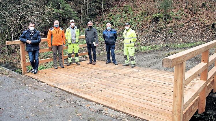 An der neuen Brücke über den Köstenbach (von links): Bürgermeister Jens Korn, Alexander Schmitt (Forstrevierleiter), Andreas Gleich (Bauhof), Fritz Maier (Forstbetriebsleiter), Anwohner Alfred Lauterbach und Ralf Stöcker (Bauhof) Foto: Susanne Deuerling