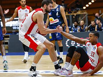 Wieder aufstehen, wenn man hingefallen ist, dürfte das Motto der Bamberger um David Kravish (links) und Devon Hall nach der Niederlage in Crailsheim nun am Sonntagabend in Gießen lauten.  Foto: Daniel Löb
