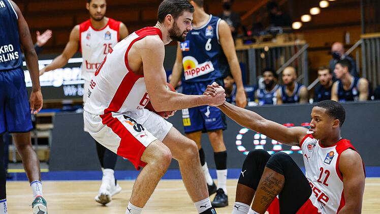 Wieder aufstehen, wenn man hingefallen ist, dürfte das Motto der Bamberger um David Kravish (links) und Devon Hall nach der Niederlage in Crailsheim nun am Sonntagabend in Gießen lauten.  Foto: Daniel Löb