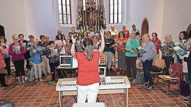 Beate Beck übt mit dem Gospelchor „AurachValleys“.