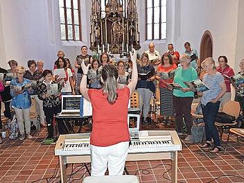 Beate Beck übt mit dem Gospelchor „AurachValleys“.
