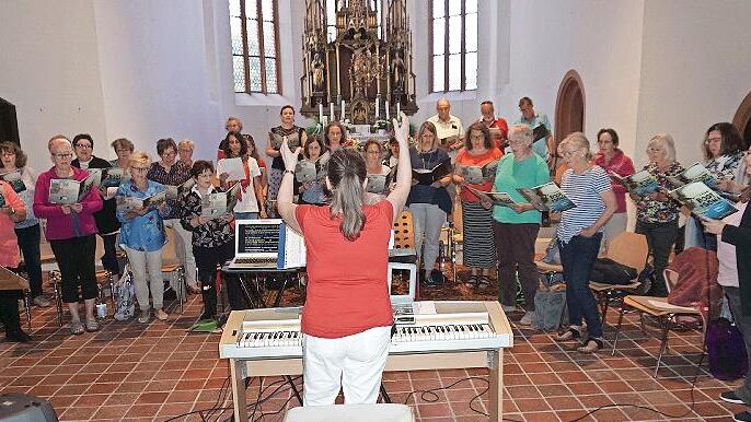 Beate Beck übt mit dem Gospelchor „AurachValleys“.