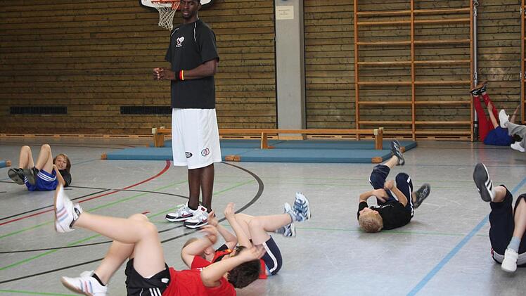 Der Basketball-Profi zeigt spielerisch, dass Bewegung Spaß machen kann.