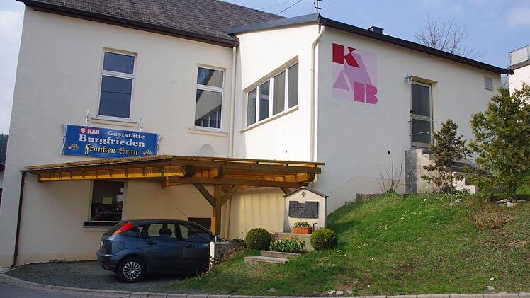Zur KAB Wilhelmsthal gehört auch ein eigenes Vereinshaus mit einer Gastwirtschaft, einem Vereinszimmer sowie einem Saal. Derzeit sucht man einen Pächter für die Gastwirtschaft.