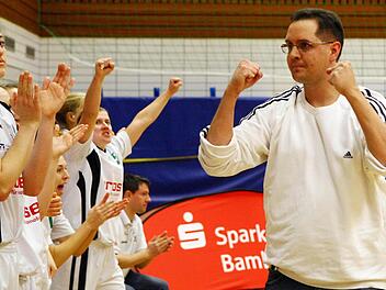 Trainer Steffen Dauer und seine Basketballerinnen Fotos: sportpress