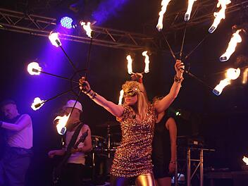 Die Band "Lost Eden" heizte am Freitagabend ein. Foto: Franz Galster