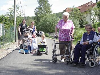 Kinder, Familien und Gehbehinderte freuen sich über die neu hergestellte Verbindung, die jetzt bei jedem Wetter begehbar ist.  Foto: Winfried Ehling