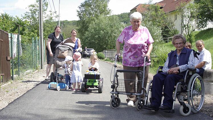 Kinder, Familien und Gehbehinderte freuen sich über die neu hergestellte Verbindung, die jetzt bei jedem Wetter begehbar ist.  Foto: Winfried Ehling