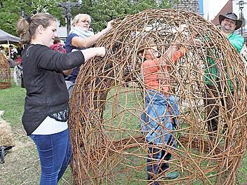 Ganze Familien, wie die Familie Schindler, konnten gemeinsam Hand anlegen.  Fotos: Gerda Völk