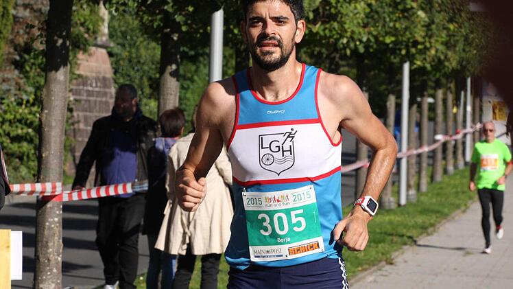 Trotz 700 Meter mehr über die 10 Kilometer war der Spanier Borja Perez (LG Hungerast) der Sieger im offiziellen 10-Kilometer-Rennen.