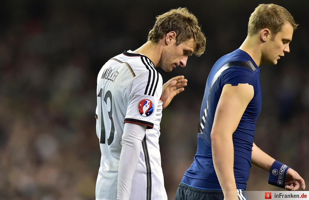 Die Deutschen Thomas Müller (l) und Torwart Manuel Neuer nach Spielende.