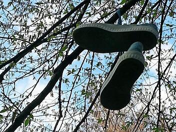 Okay, da hängen sie, die Schuhe. Und was jetzt?  Foto: Sabine Christofzik