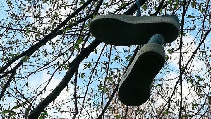 Okay, da hängen sie, die Schuhe. Und was jetzt?  Foto: Sabine Christofzik