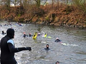 Ab ins kalte Nass der Saale zum Adventsschwimmen der Wasserwacht.  Foto: Nicolai Thoma