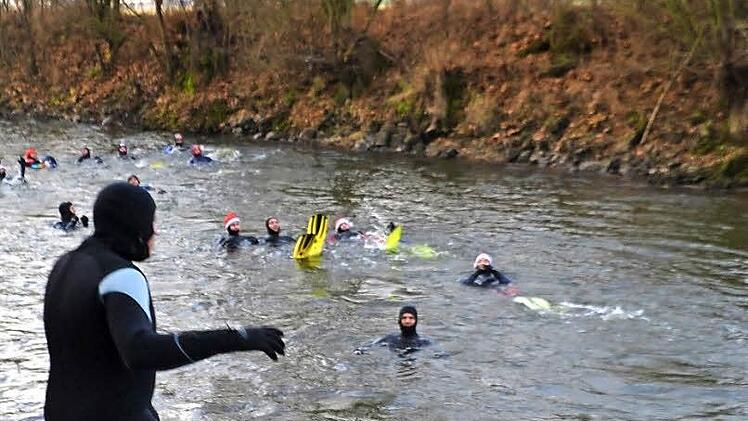 Ab ins kalte Nass der Saale zum Adventsschwimmen der Wasserwacht.  Foto: Nicolai Thoma